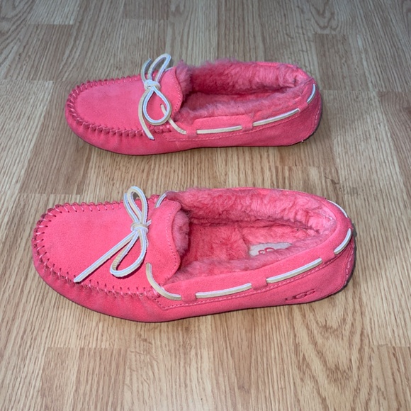 UGG Women’s Dakota Hot Pink Faux Fur Lined Moccasins Size 7 - Picture 5 of 8
